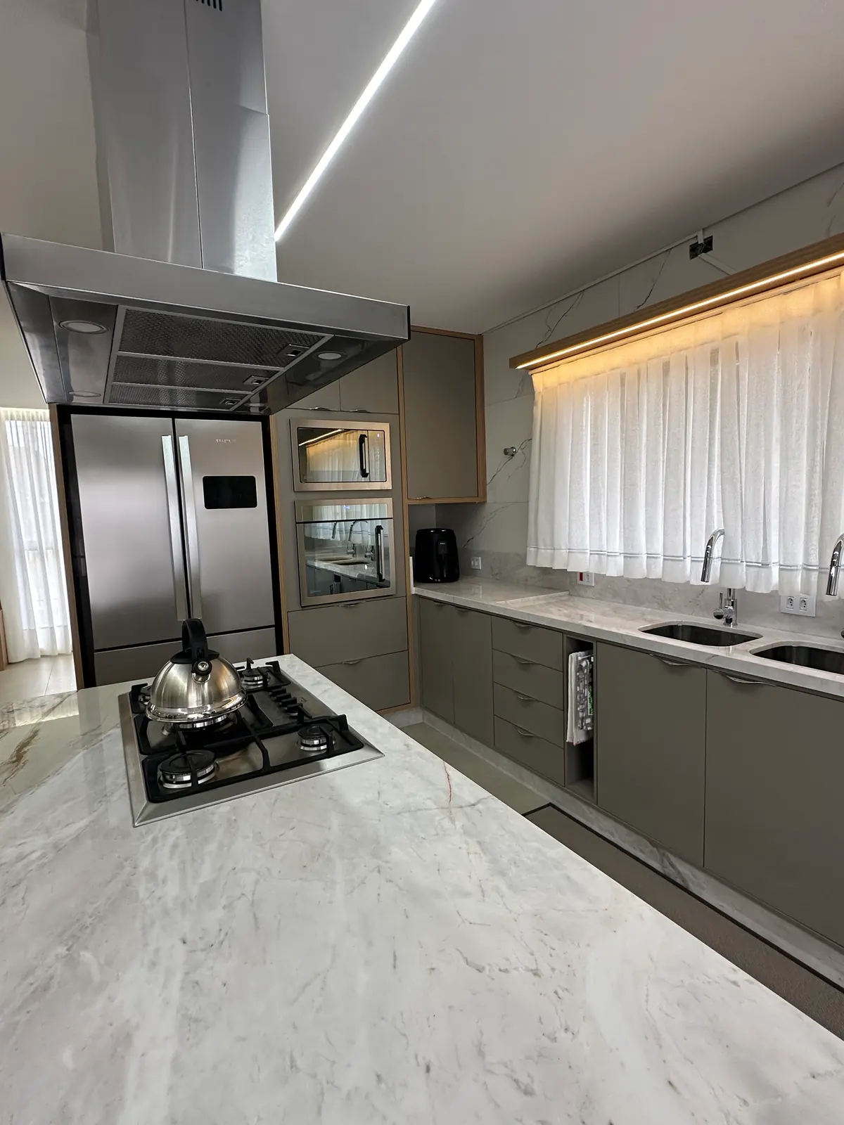 Cozinha planejada com acabamento funcional