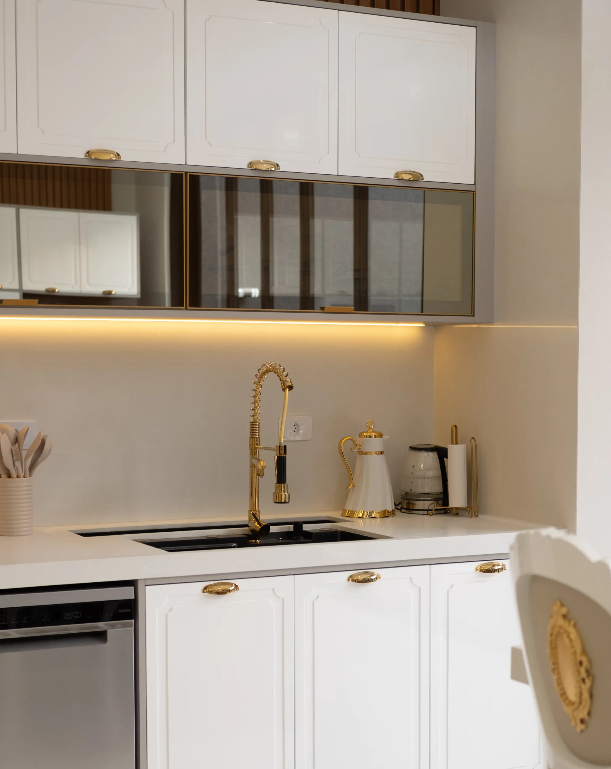 Cozinha planejada com acabamento elegante